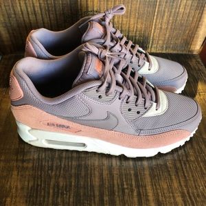 WOMEN’S NIKE AIR MAX